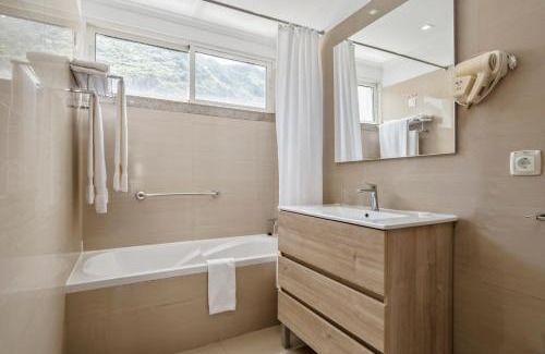 Machico Hotel | White Waters Hotel