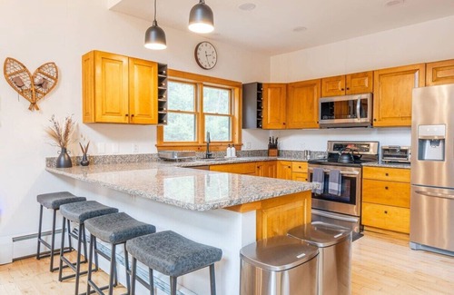 North Pole House | Whiteface Views, 10 Mins 2 Ski, Hot Tub, Game Room
