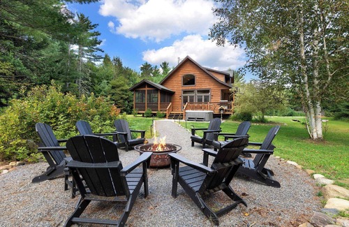 North Pole House | Whiteface Views, 10 Mins 2 Ski, Hot Tub, Game Room