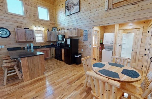 Hamden Cabin | Whitetail Haven Log Cabin on 56 Acres
