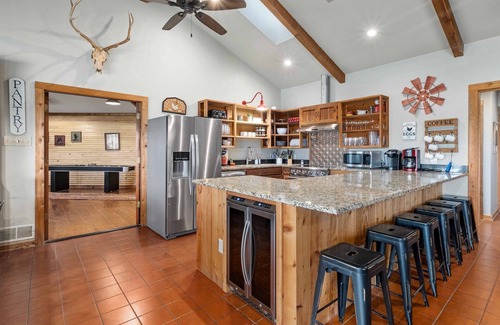 San Marcos House | Whitetail Oaks - Charming Farmhouse on 34 Private Acres w/Private Pool