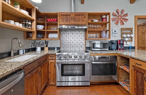 San Marcos House | Whitetail Oaks - Charming Farmhouse on 34 Private Acres w/Private Pool