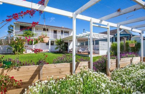 Callala Beach House | Whitewash I Pet Friendly I 5 Mins Walk to Beach