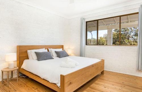 Callala Beach House | Whitewash I Pet Friendly I 5 Mins Walk to Beach