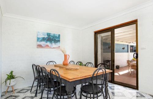 Callala Beach House | Whitewash I Pet Friendly I 5 Mins Walk to Beach