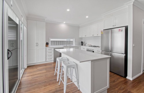 Wagga Wagga House | Whitewood Retreat | Modern Elegance, Serene Stay