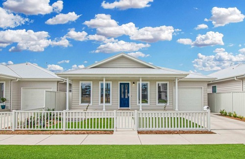 Wagga Wagga House | Whitewood Retreat | Modern Elegance, Serene Stay