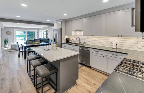 Whitmore Lake House | Whitmore Bay: Fall in Love with the Season – Lakeside Bliss Awaits!