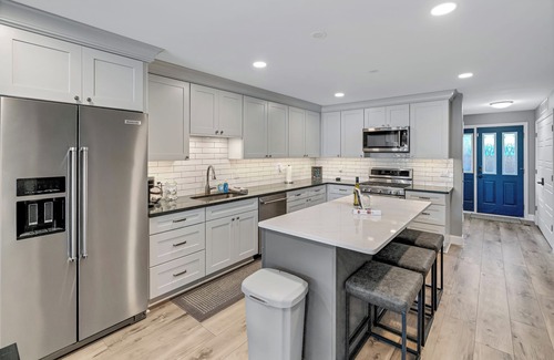 Whitmore Lake House | Whitmore Bay: Fall in Love with the Season – Lakeside Bliss Awaits!