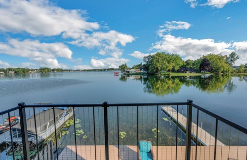 Whitmore Lake House | Whitmore Bay: Fall in Love with the Season – Lakeside Bliss Awaits!