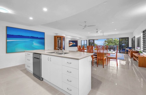 Cannonvale Apartment | Whitsunday Escape - Beachfront with Swimming Pool