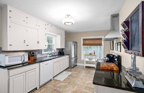 Clarksville House | Whole Home 102 Madison Ter