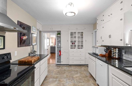 Clarksville House | Whole Home 102 Madison Ter