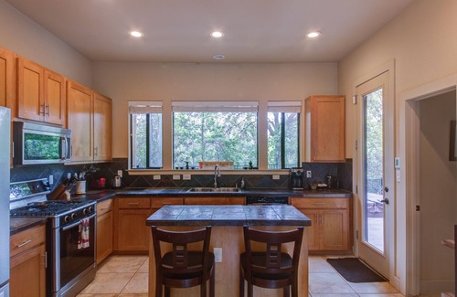 MLK House | Whole Home Air Cleaner, Quiet surroundings, deck and Jacuzzi, near golf course