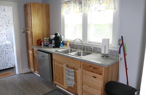 Athens House | Whole House, 5 minutes by car to OU, 2 Bedroom, 1.5 bath, Smart TV, FREE Wi-Fi