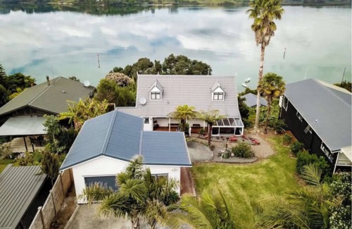 Kerikeri House | Whole House with KerKeri inlet views, fisherman's paradise
