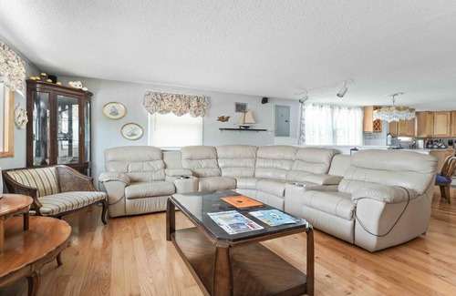 Ship Bottom House | Wi/Fi. Yes to Pets. Patio. Private Yard. Beach Chairs.Balcony. Beach Badges.
