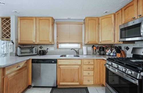 Ship Bottom House | Wi/Fi. Yes to Pets. Patio. Private Yard. Beach Chairs.Balcony. Beach Badges.