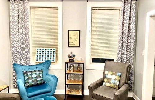 Noble Square Apartment | Wicker Park 2Bdrm 10 min to Downtown Last Minute Special 99.00 Sept 14-18