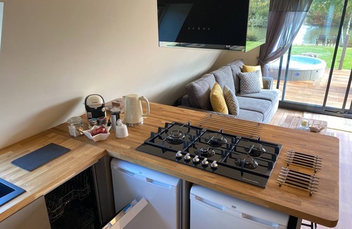 Tattershall Cabin | Widgeon is prime location on duck lake, bbq & Large Hot Tub with private fishing @tattershall lakes