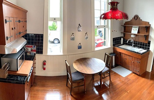 Faubourg Marigny Bed & Breakfast | Wieland Suite Spacious 3 rm King Suite, eat in kitchenette, laundry, courtyard view