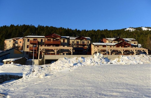 Les Angles Apartment | Wifi, 300m from resort center, fitness, swimming pool, terrace, balcony, tv, ski locker, 50m²