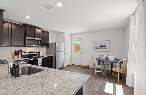New Braunfels House | WiFi | Fire Pit | Trails | Weekly & Monthly Stay