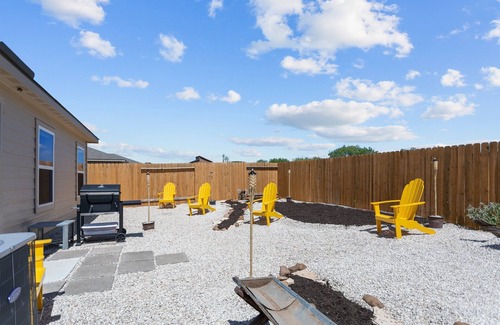 New Braunfels House | WiFi | Fire Pit | Trails | Weekly & Monthly Stay