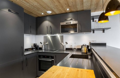 Saint-Martin-de-Belleville Apartment | Wifi, ski-in/ski-out & foot of the slopes, 3rd floor, balcony, fireplace or stove, parking, tv