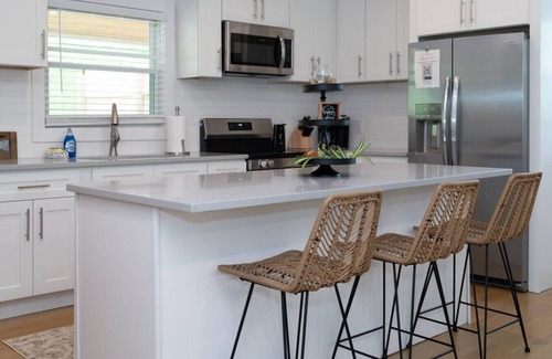 Stanton Apartment | WiFi, Hot Tub, 50 Shades of Slade - RRG!
