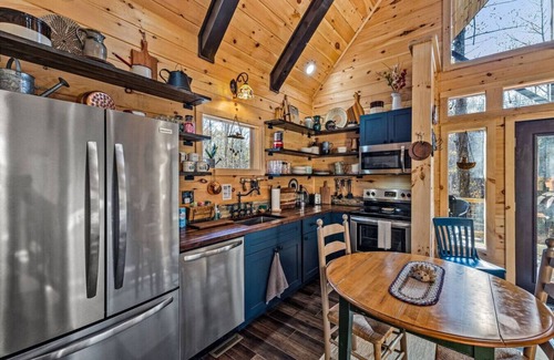 Rogers Apartment | WiFi, Hot Tub & Pets - EagleRock Retreat in RRG!