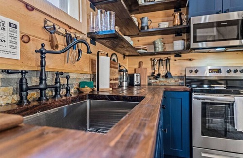 Rogers Apartment | WiFi, Hot Tub & Pets - EagleRock Retreat in RRG!