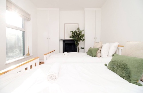 Roath House | WiFi | Parking | 4 Guests