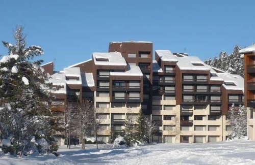 Correncon-en-Vercors Apartment | Wifi, ski-in/ski-out & foot of the slopes, 1st floor, balcony, tv, ski locker, 24m², Villard de Lans