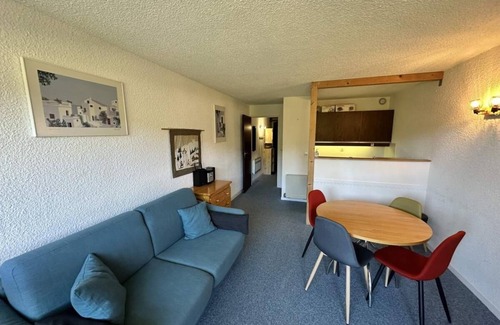 Correncon-en-Vercors Apartment | Wifi, ski-in/ski-out & foot of the slopes, 2nd floor, balcony, tv, 30m², Villard de Lans