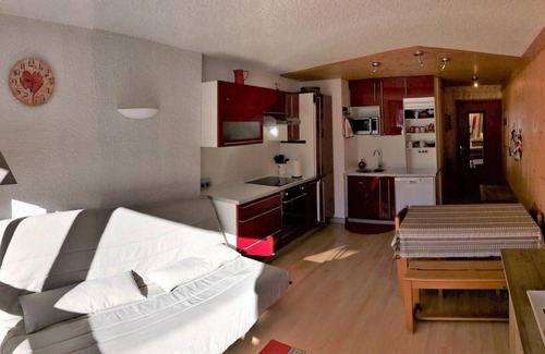 Correncon-en-Vercors Apartment | Wifi, ski-in/ski-out & foot of the slopes, 2nd floor, balcony, tv, ski locker, 48m², Villard de Lans