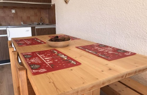 Correncon-en-Vercors Apartment | Wifi, ski-in/ski-out & foot of the slopes, 4th floor, balcony, tv, 32m², Villard de Lans