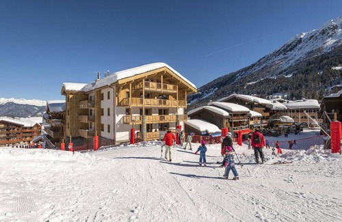 Les Avanchers-Valmorel Apartment | Wifi, ski-in/ski-out & foot of the slopes, fitness, swimming pool, balcony, parking, tv, ski locker
