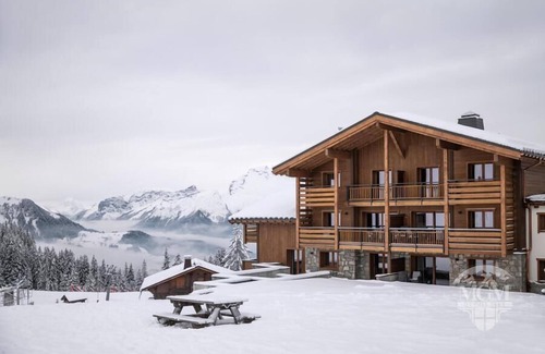 Manigod Apartment | Wifi, ski-in/ski-out & foot of the slopes, swimming pool, sauna, hammam, balcony, parking, tv, 70m²