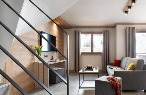 Manigod Apartment | Wifi, ski-in/ski-out & foot of the slopes, swimming pool, sauna, hammam, balcony, parking, tv, 70m²