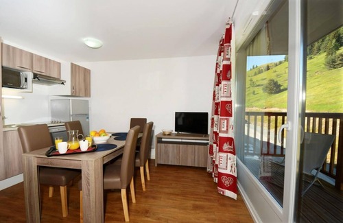 Auris Apartment | Wifi, ski-in/ski-out & foot of the slopes, fitness, swimming pool, terrace, balcony, tv, ski locker