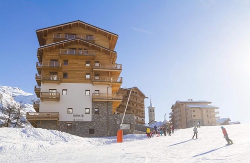 Les Boisses Apartment | Wifi, ski-in/ski-out & foot of the slopes, fitness, swimming pool, balcony, tv, ski locker, 50-58m²