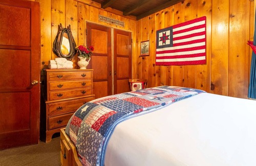 Twin Peaks Hotel | Wild Bill's - Western Themed | Ponds & Streams