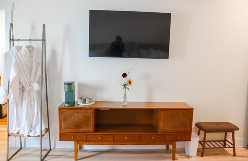 Gold Beach Hotel | Wild Iris Room at The Wildflower Inn