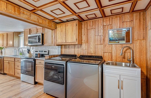 White House | Wild Mtn Cottage! w/Coffee Bar