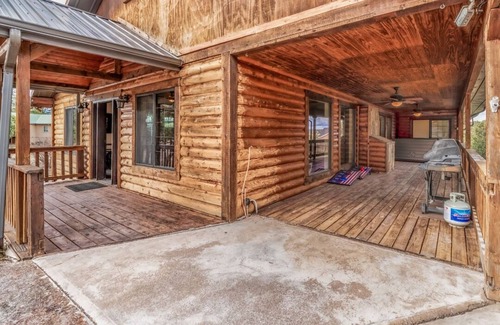 Alto Cabin | Wild Mustang's open-concept great space w/Hot Tub & Ping Pong