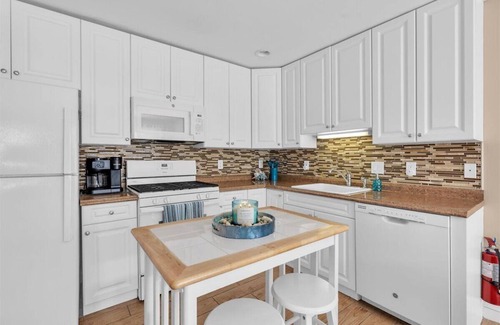 Cape May - Wildwood Condo | Wild Pearl - 3br/2ba - Parking - HEATED POOL, North Wildwood, NJ