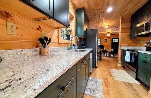 Lake Lure House | Wild Rose Cottage with Full Access to Rumbling Bald Amenities in Lake Lure!