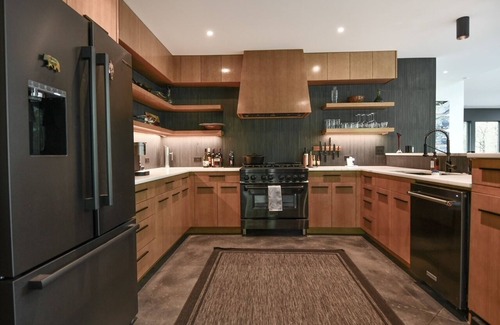 Helen Villa | WILDBLUME-New Modern Private Home w/Hot Tub, Pool Table