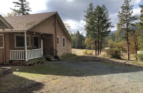 Cave Junction Cottage | Wildlife Preserve, Country Cottage, Spacious
